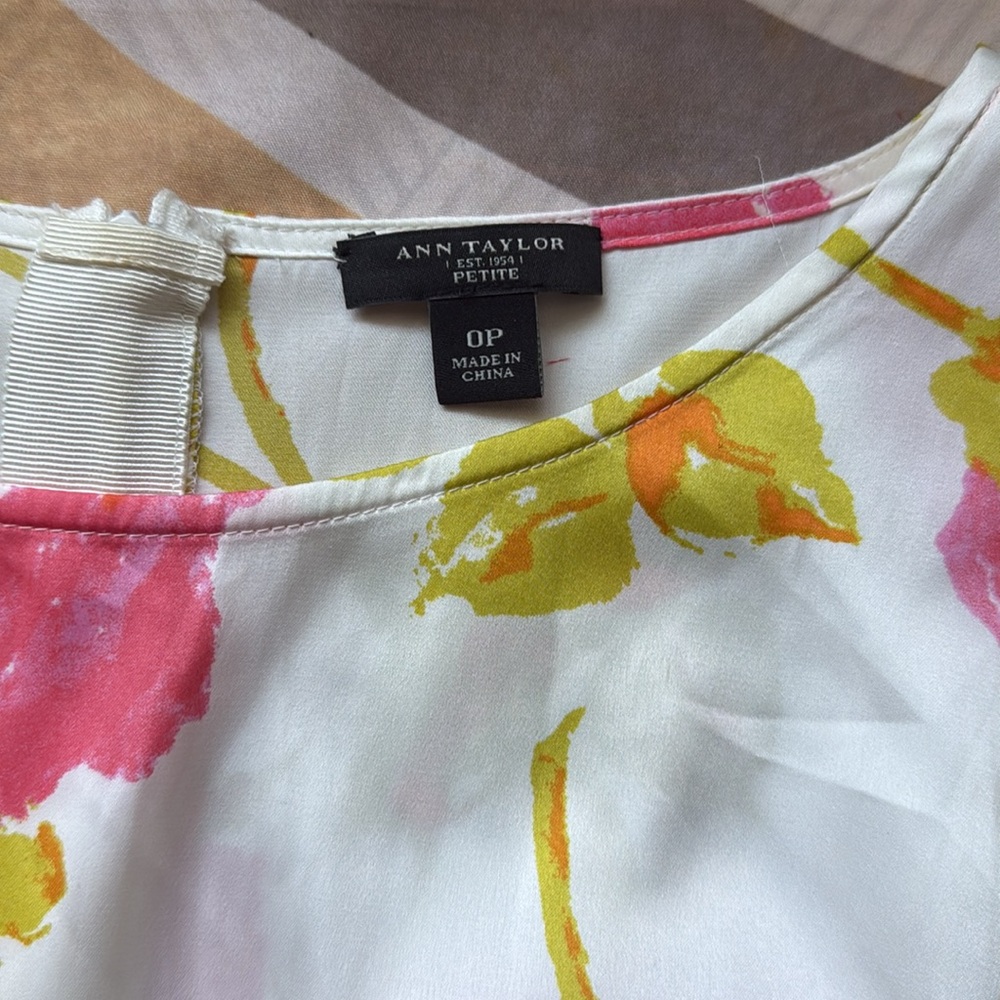 ✨Ann Taylor Floral White Pink Yellow Sleeveless Peplum Top - Picture 4 of 7